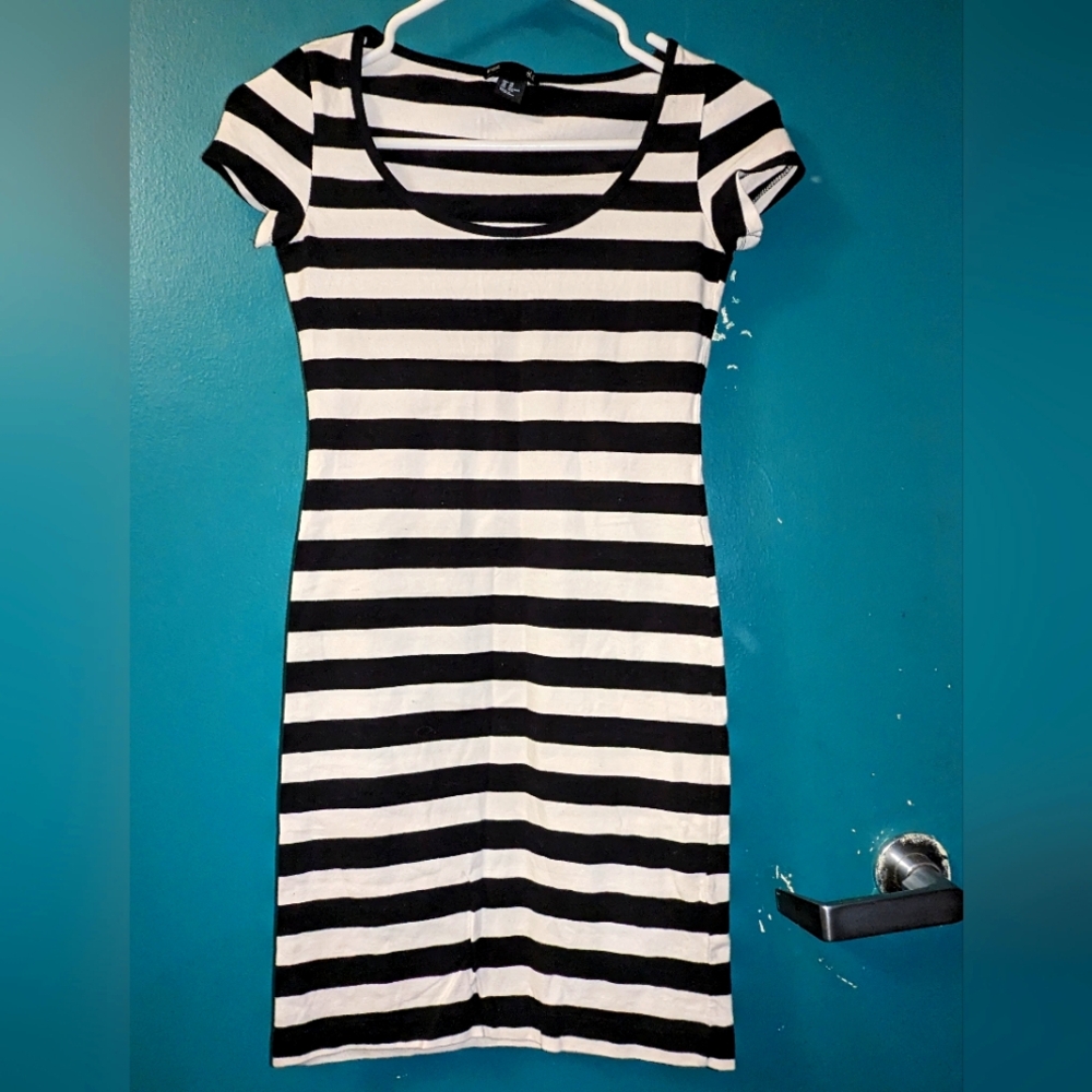 H&M Basic Striped T-Shirt Dress Short Sleeve Above Knee Scoop Neck